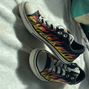 Converse, flame